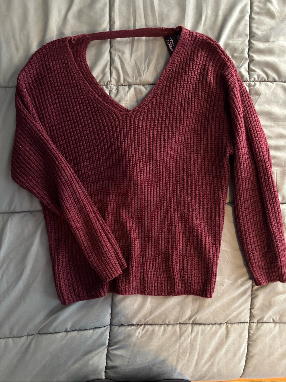 Hooked Up by IOT Ribbed V-Neck Sweater in Wine